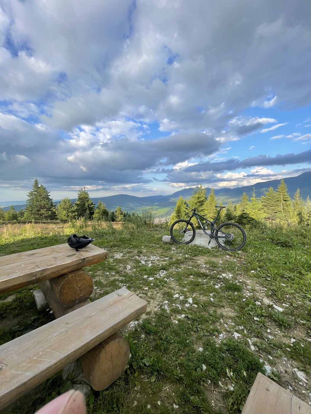 Lavičky a bicykel pod rozhľadňou Machy